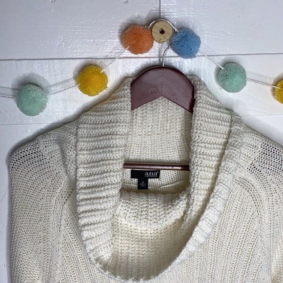 Knit Sweater size Medium color cream - Picture 8 of 9